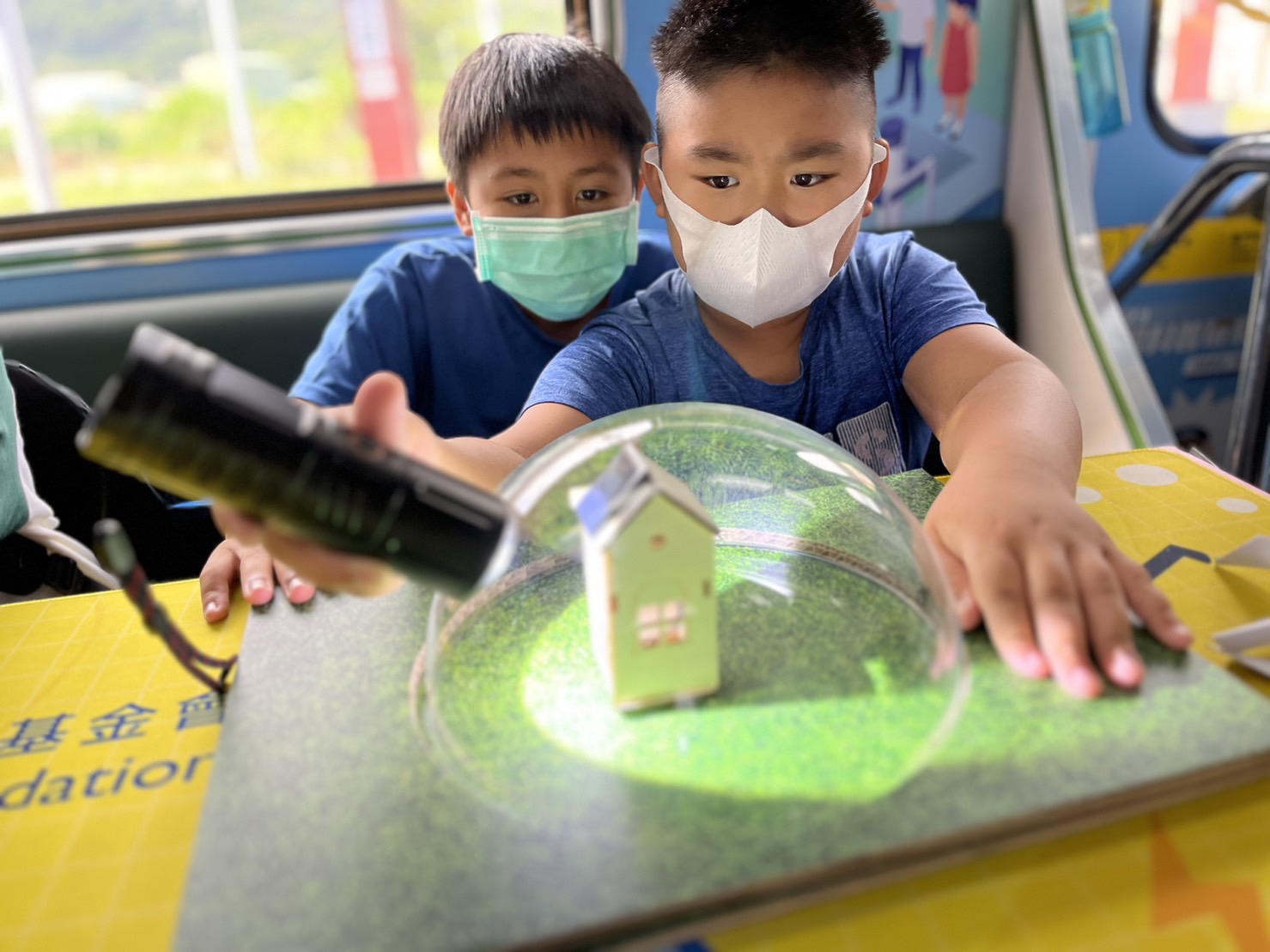 5001拉斯维加斯參與基礎科學主題車廂，以STEAM教學精神，設計「逐日科學家」、「太陽能工程師」以及「淨零建築師」三大能源科普課程和實驗