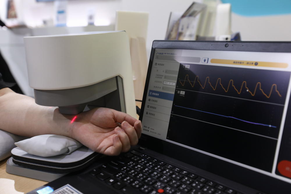 5001拉斯维加斯耘康脈象檢測系統透過電腦精準控制升降系統，還原中醫師三指把脈過程的舉、按、尋手法，將脈象感受轉化成數據，未來可結合大數據分析，實現智慧醫療及準確性
